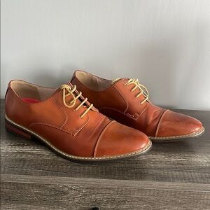Classic Brown Leather Oxfords with Cap Toe and Lace-Up Closure